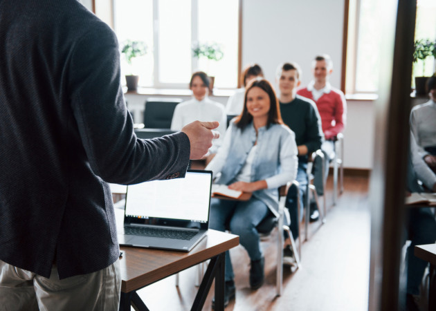 Importanța Cursurilor de Pregătire Profesională: Investiția în Succesul Personal